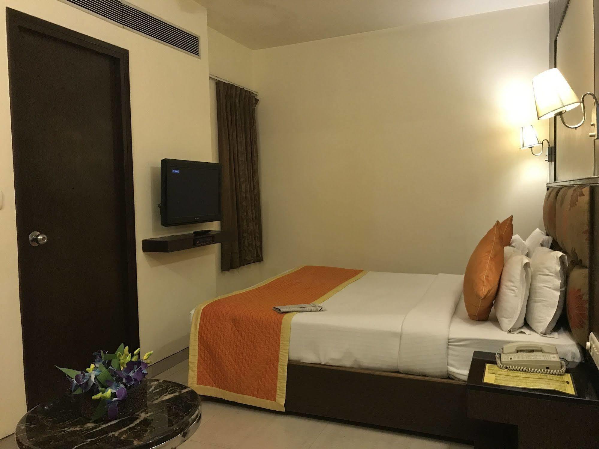Hotel Southern Дели Экстерьер фото