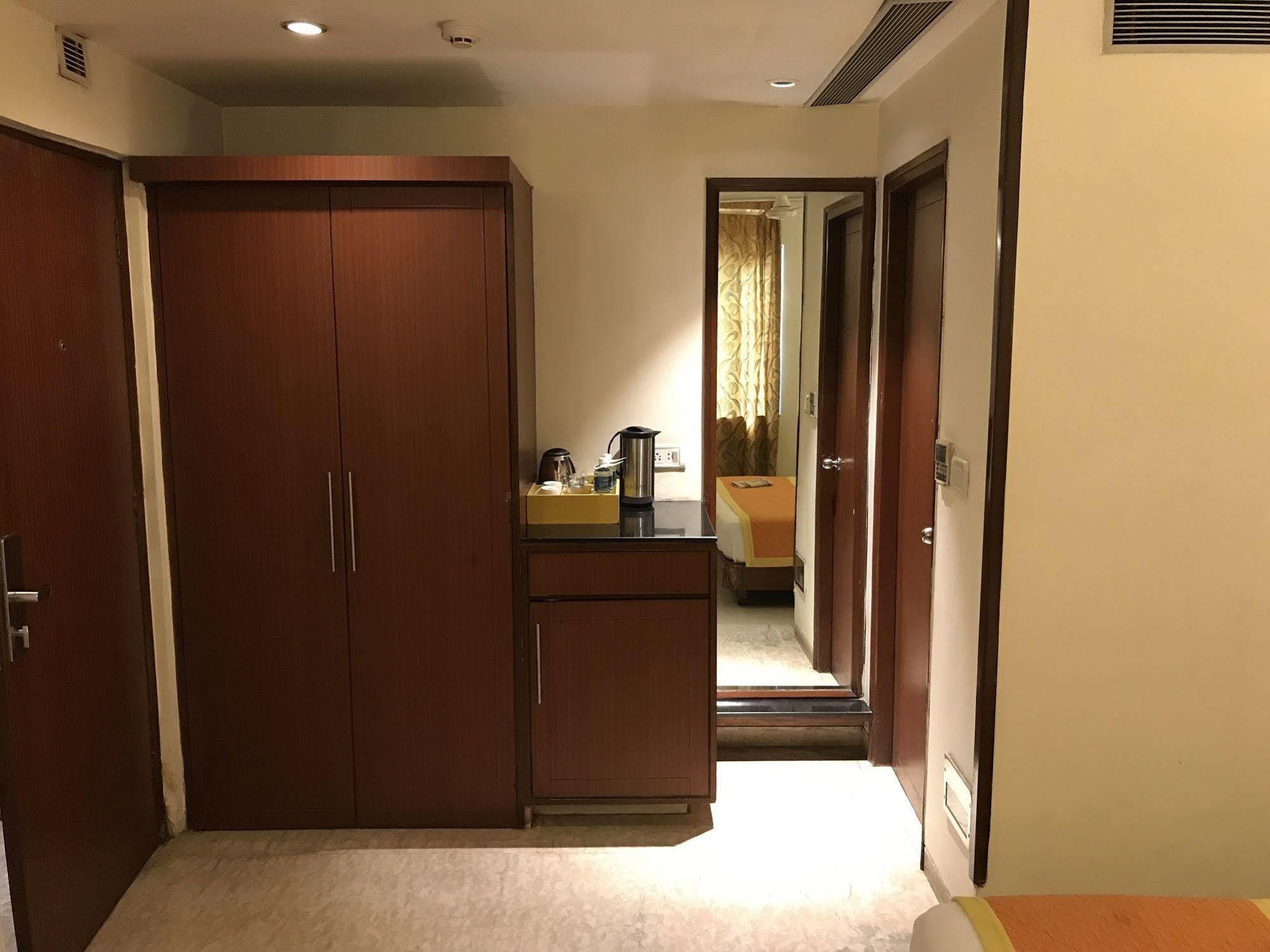 Hotel Southern Дели Экстерьер фото